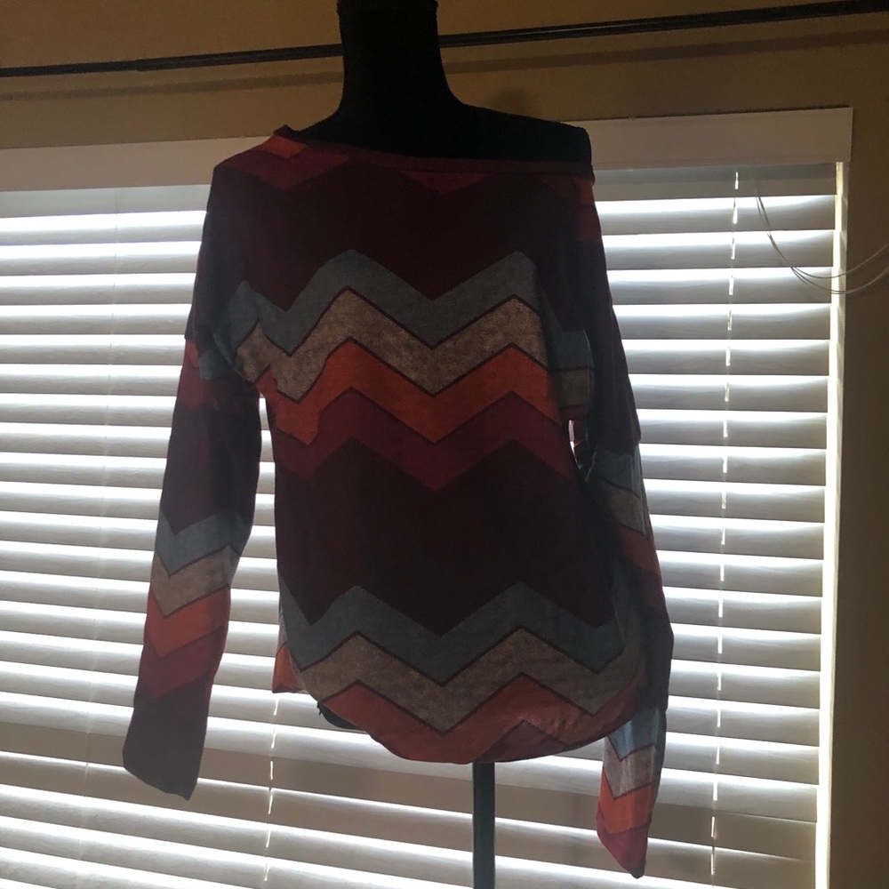 💥Off the Shoulder Chevron Print Top💥 - Picture 4 of 4